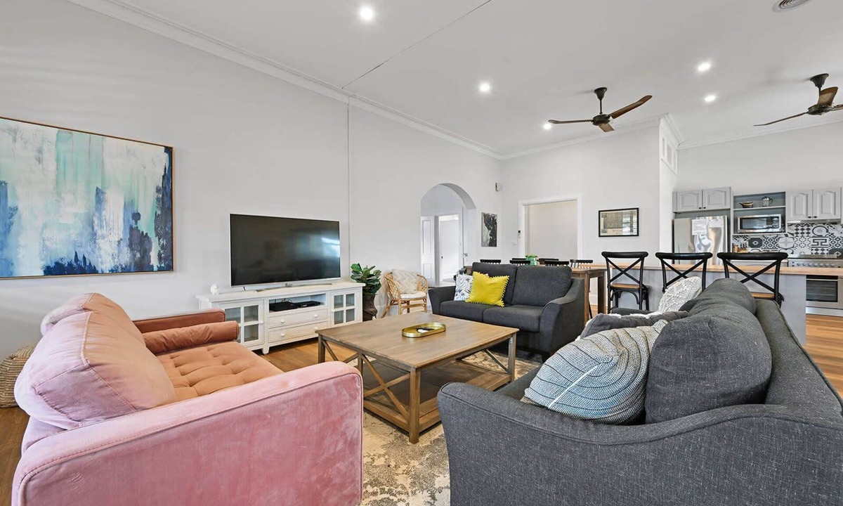 Bathurst House | Dunkley House | 1895 Heritage CBD Stay, Sleeps 10