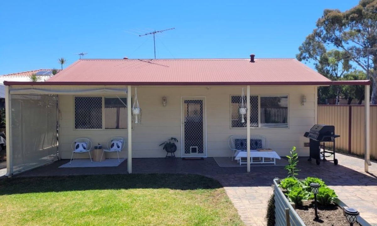 Warnbro Cottage | Enjoy a relaxing stay at this cosy one bedroom granny flat near the sea