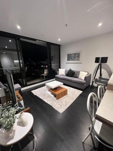 Fortitude Valley Apartment | Entire flat w infinity pool and 5m walk to Fort Valley station