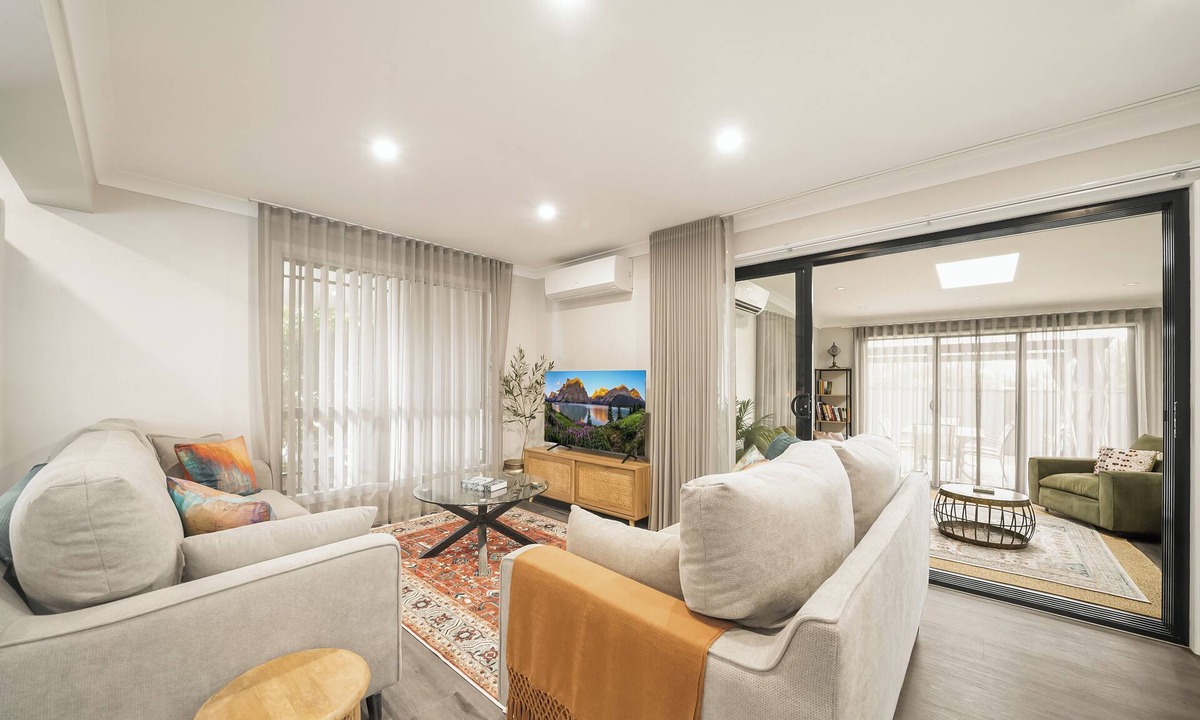 Plumpton House | Entire Home in Plumpton | Sleeps 9 | 8-Car Parking Near Eastern Creek