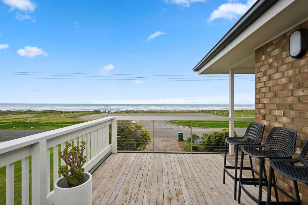 Middleton House | Esplanade Escape Absolute Beachfront WIFI-NBN