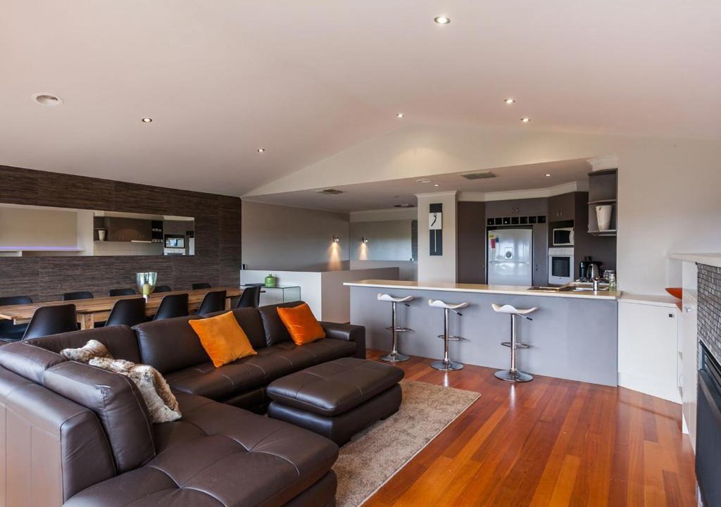 Torquay House | Esplanade Frontage 219a Sea Views Steps to the beach