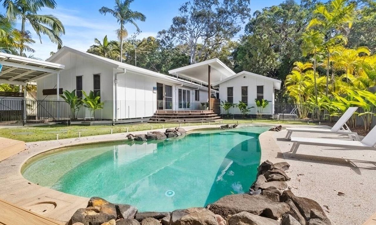 Rainbow Beach House | Esprit House - Rainbow Shores. Swimming pool, walk to beach.