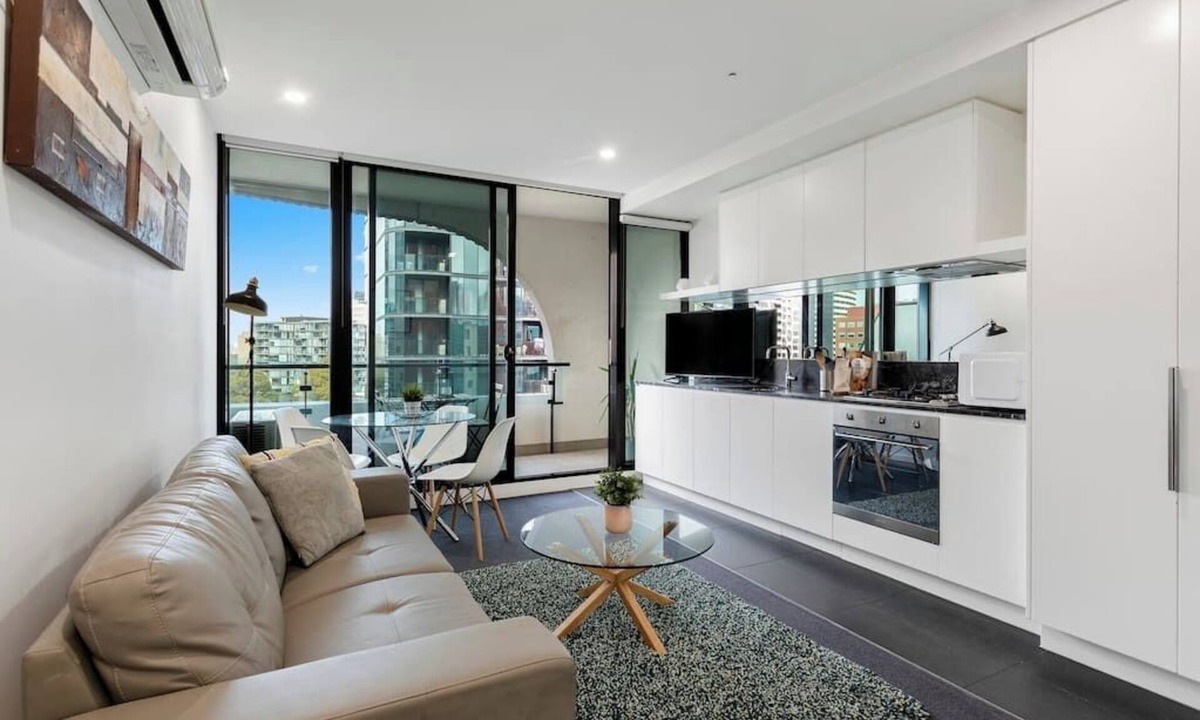 South Melbourne Apartment | Evelyn - Your city life awaits *WIFI Gym Parking