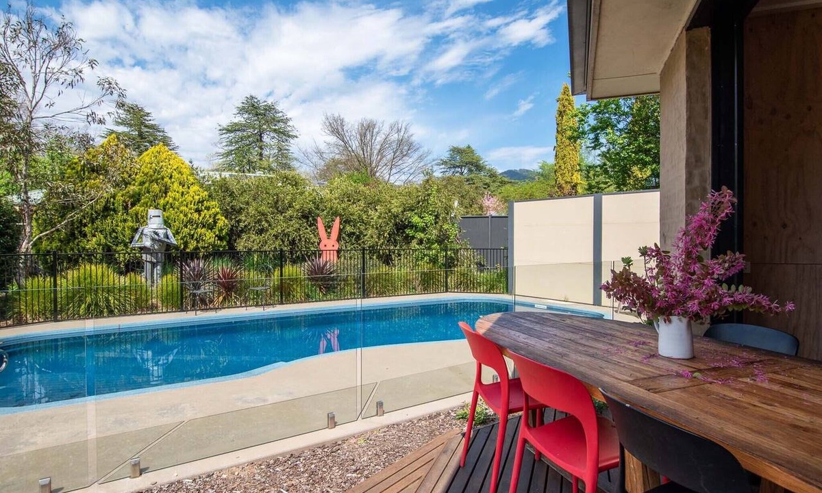 Bright House | Every bedroom has an ensuite - Huge pool - Close to town & river