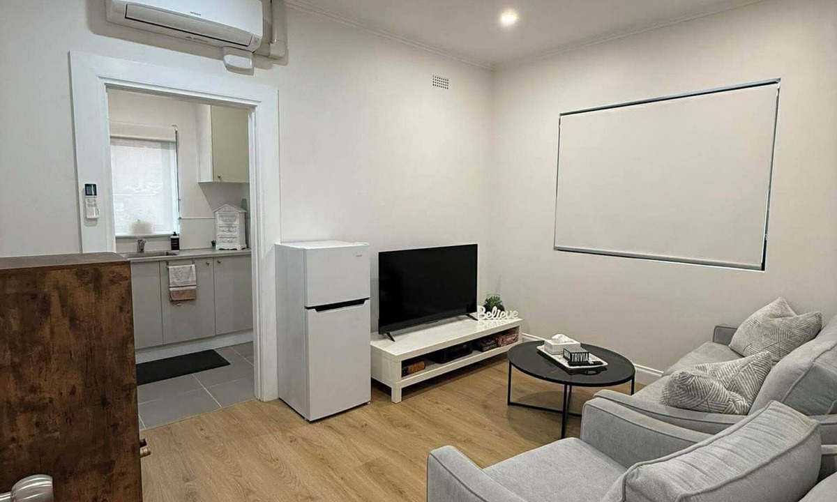 Oakleigh Apartment | Everything at your doorstep. Close to Monash University and Monash Hospital.