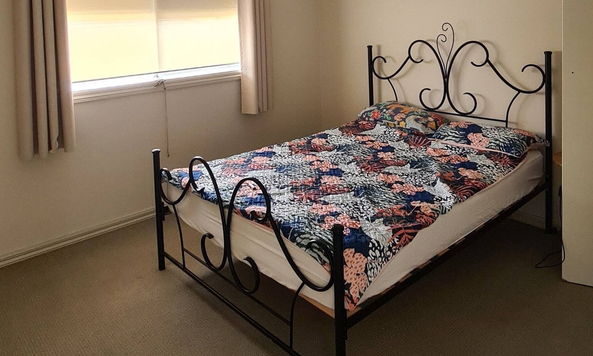 Berwick House | Executive Berwick home. 2 Storeys large lounge + office area. Suit professional