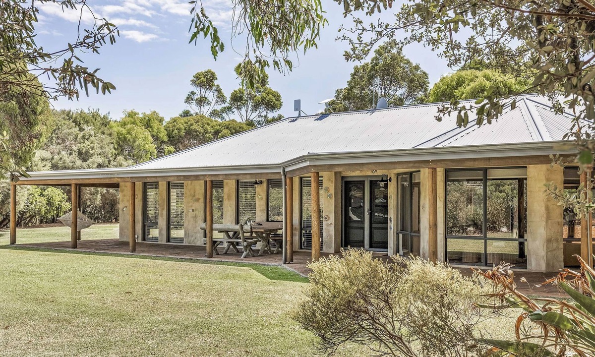 Yallingup House | FABULOUS RURAL ESCAPE SET ON A PEACEFUL LANDSCAPE OF NATURAL BUSHLAND