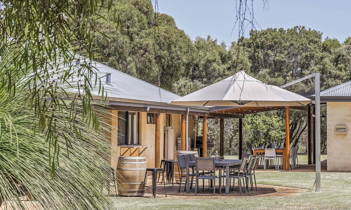 Yallingup House | FABULOUS RURAL ESCAPE SET ON A PEACEFUL LANDSCAPE OF NATURAL BUSHLAND