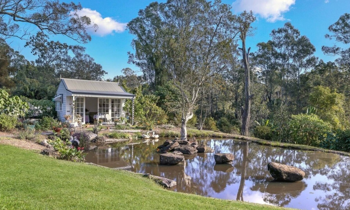 Gilston Cottage | Fairytale Cottage - 20 minutes drive to Broadbeach