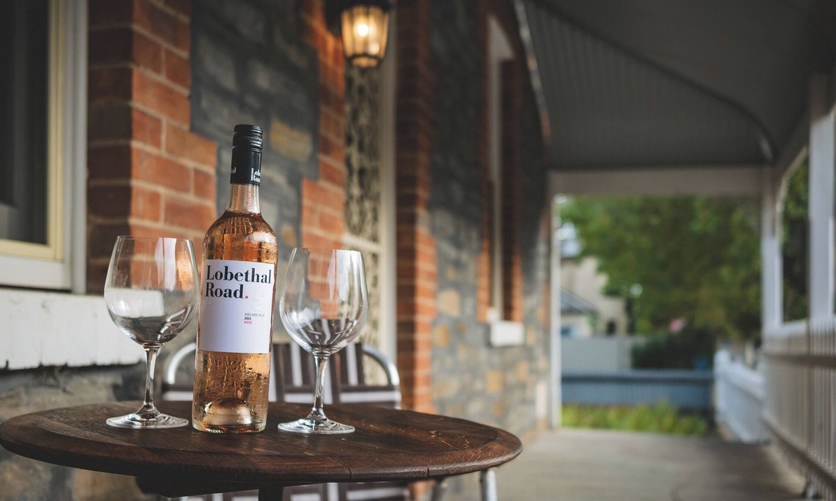 Talunga House | Federation home, Sleeps 8, near Barossa Valley, Fireplace & Spa, Pub next door.