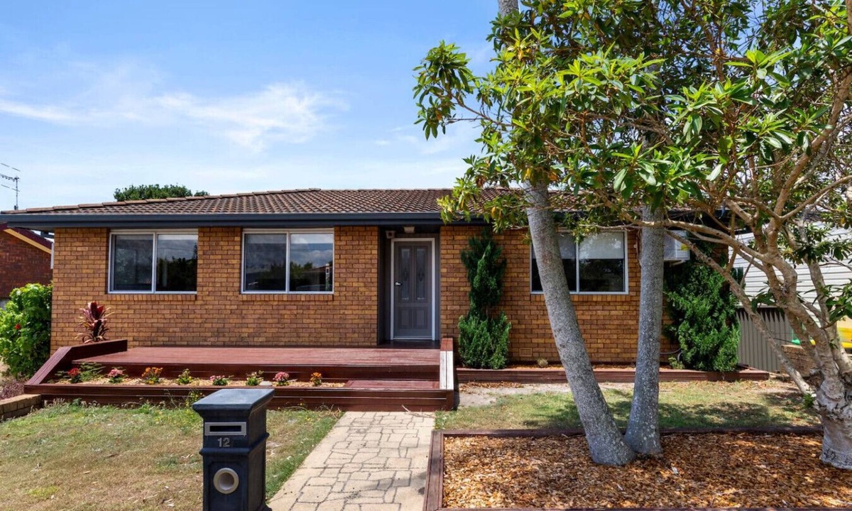 Forster House | Forster 8BR home, free parking, near shop & beach