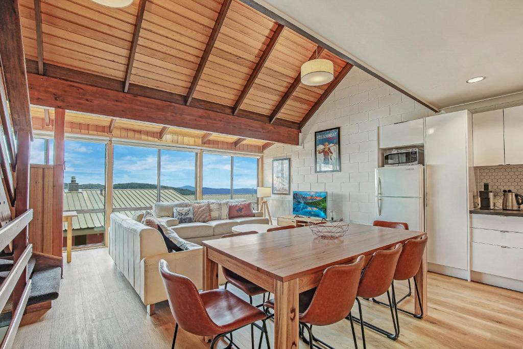 Hotham Heights Apartment | Fountains 3
