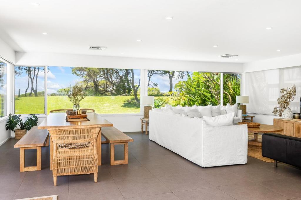 Mollymook Beach House | Free night! Pay for 2 stay for 3