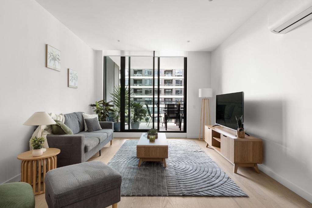 Moonee Ponds Apartment | Free parking - trackside apartment with pool, gym