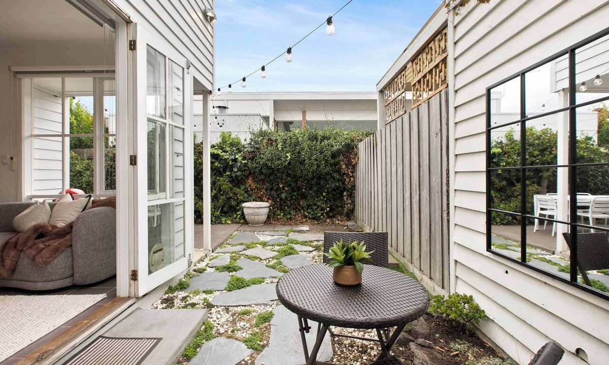 Williamstown House | Galatea Residence | Two Minutes to Beach and Town