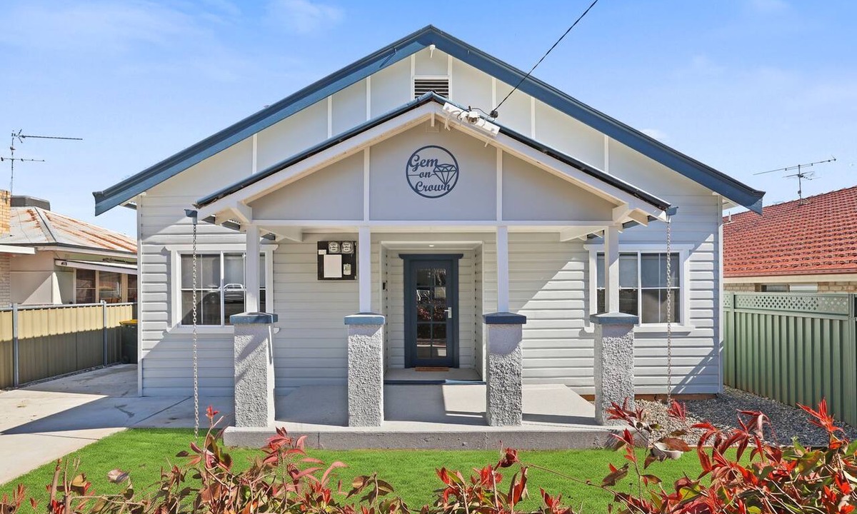 West Tamworth House | Gem on Crown - Freshly Renovated, Pet-Friendly. and Spacious 4BR home