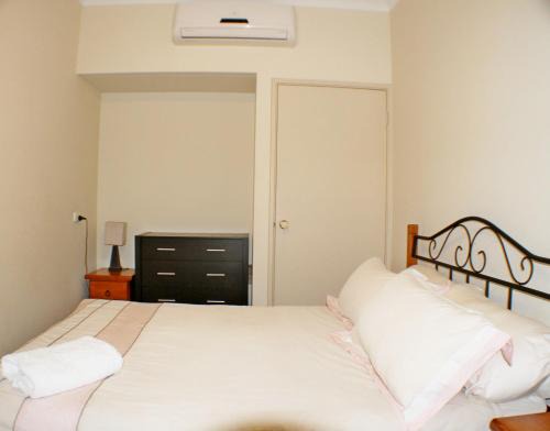 Wonthella House | Geraldton Luxury Retreat 2 with free Streaming