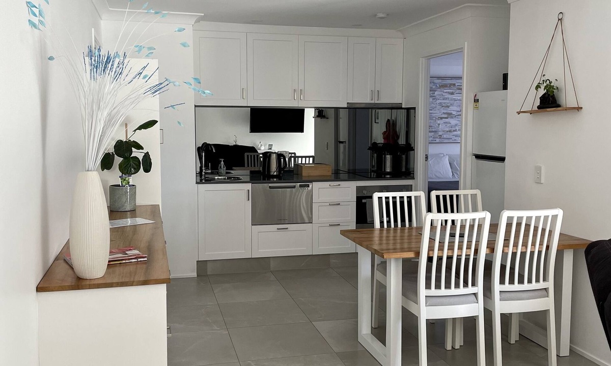 Elanora Apartment | Gold Coast Getaway | King Bed | Private Entry & Yard