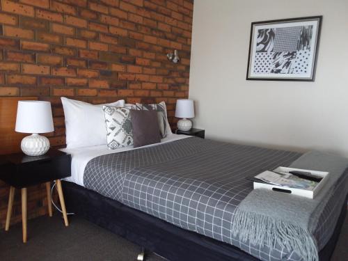 Grovedale Hotel | Golden Palms Motel