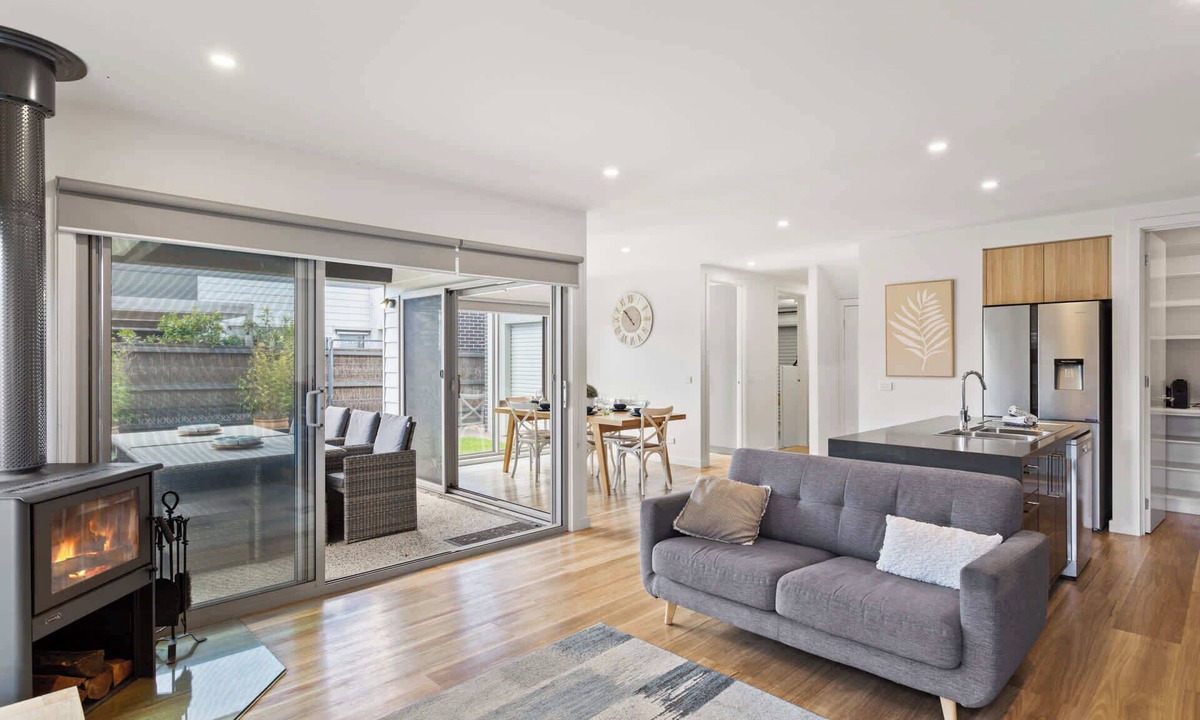 Cowes House | Golf Course Front Stylish Townhouse w/Pool Access