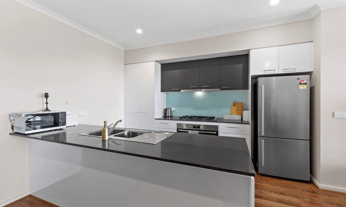 Sanctuary Lakes House | golf pool 2B House in point cook VIC