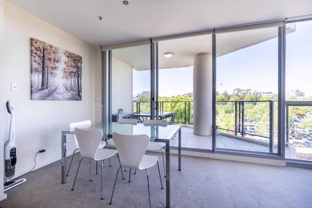 City West Apartment | Grand 2BR between ANU and City - Hosted by Canstay