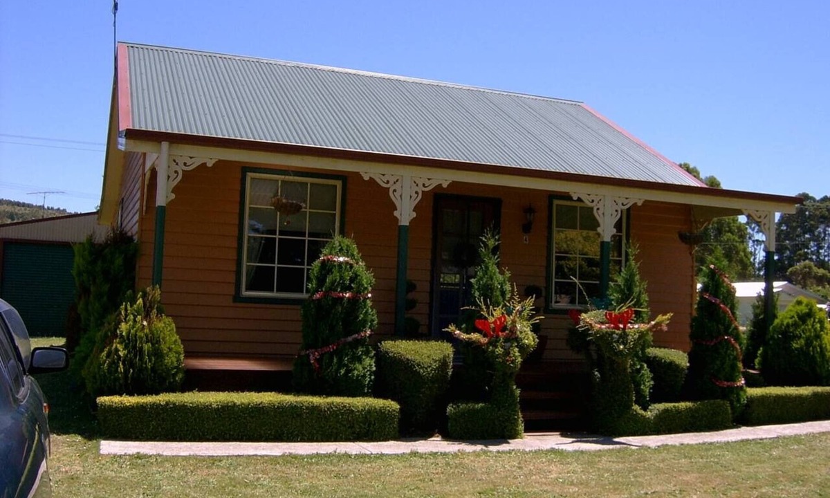 Railton House | "Grand Ole Topiary" Country Cottage' Accommodation. Railton Tasmania