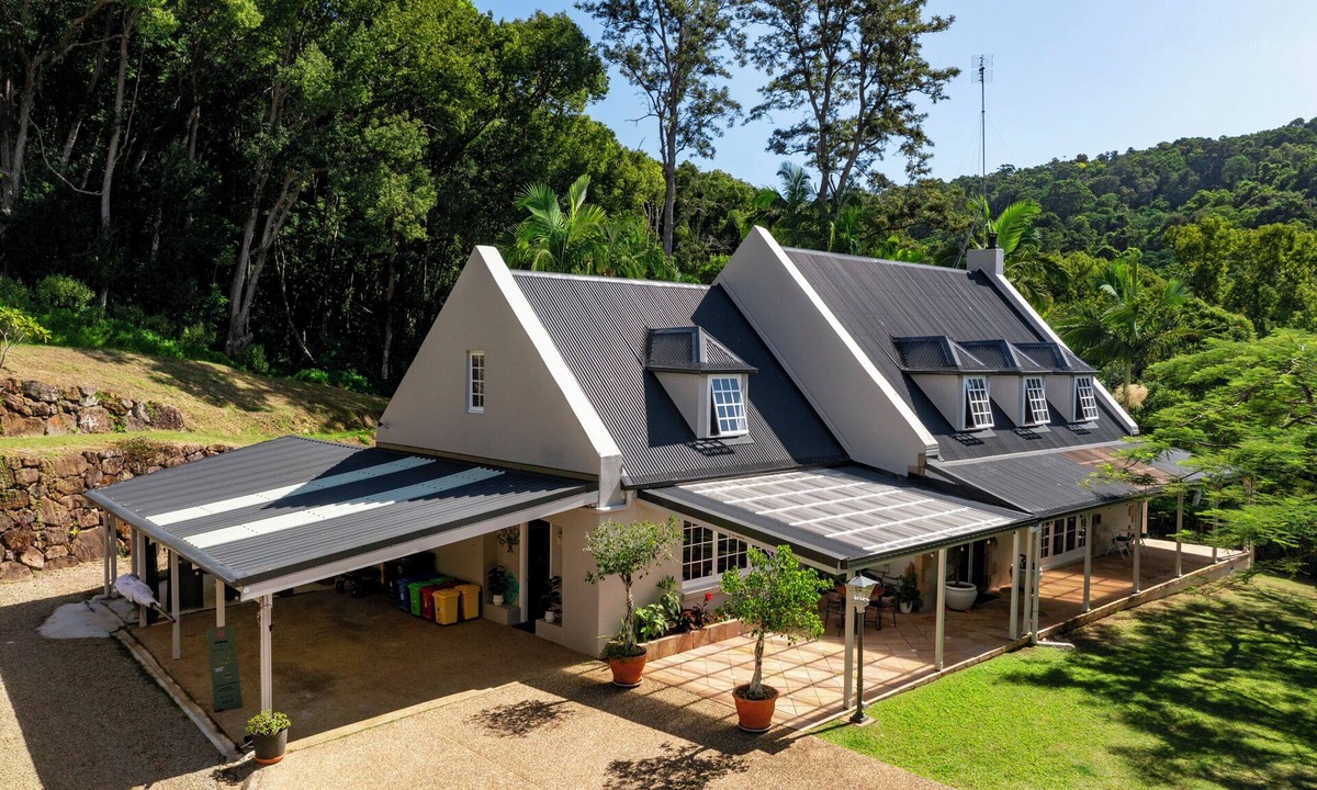 Bilambil House | Grande Eden Estate - Private Peaceful - Spa Saltwater Pool Infrared Sauna