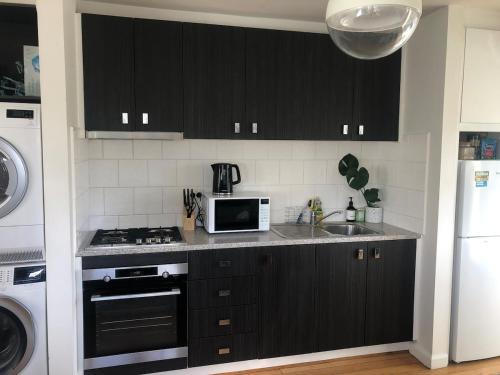 St Kilda Apartment | Great St Kilda location with free parking onsite