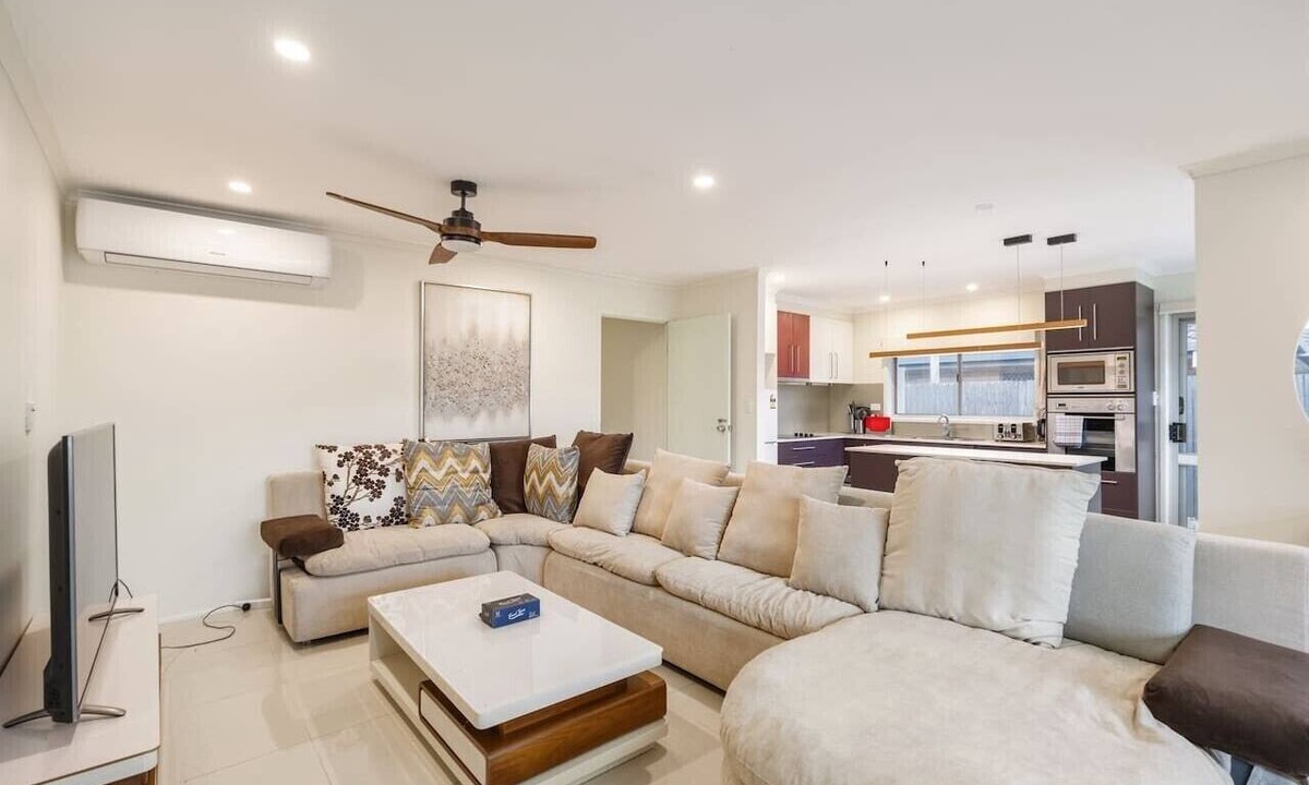 Sunnybank House | Great Value | Private Pool| Walk to Market Square