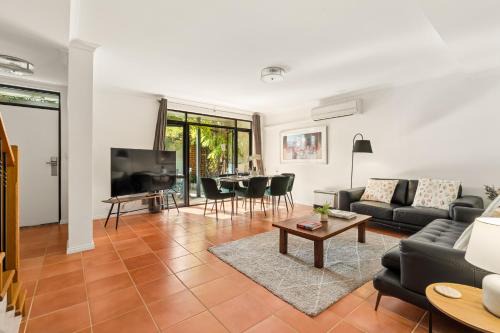 Fremantle House | Group stays for Friends Families Weddings and Events Walkable to Fremantle and attractions Super Spacious with garden and courtyard and balcony and parking for 2 cars Sleeps 6 3BD 3BR
