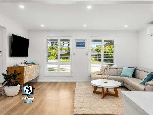 Encounter Bay House | Hampton's Style Holiday Retreat - close to the beach!