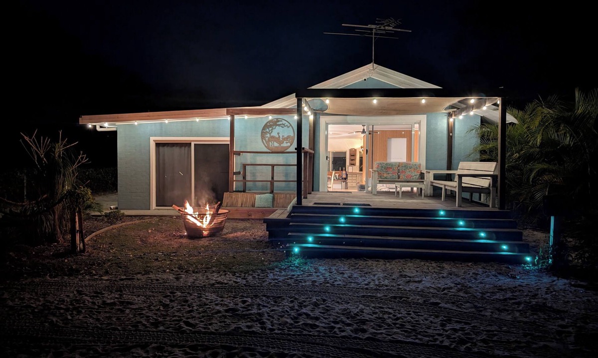 Brisbane Waterfront House | Happy Days On The Beach at Bulwer Moretonisland