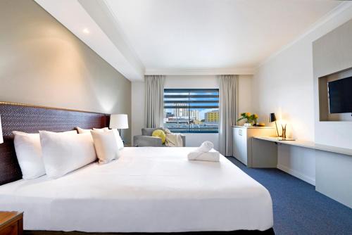 Darwin City Centre Apartment | Harbourfront Haven with Shared Tropical Pool