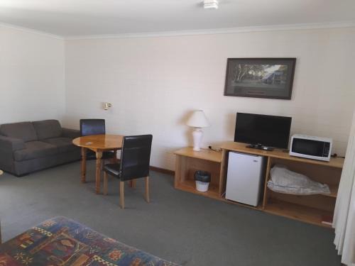 Wonoka Hotel | Hawker Outback Motel