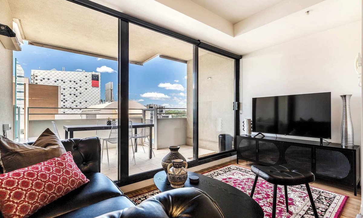 Hawthorn Condo | Hawthorn retreat with balcony near Swinburne uni