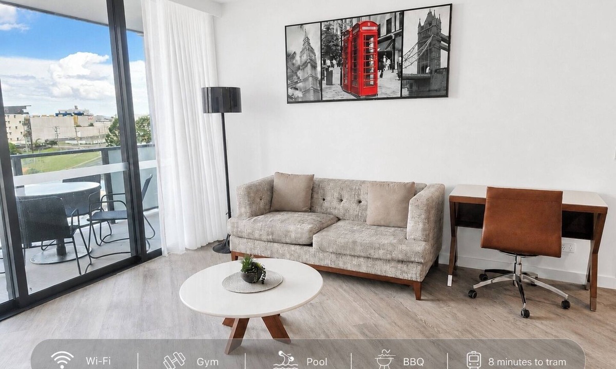 Southport Apartment | Heart of Southport 2BR | Near Tram and Pacific Fair