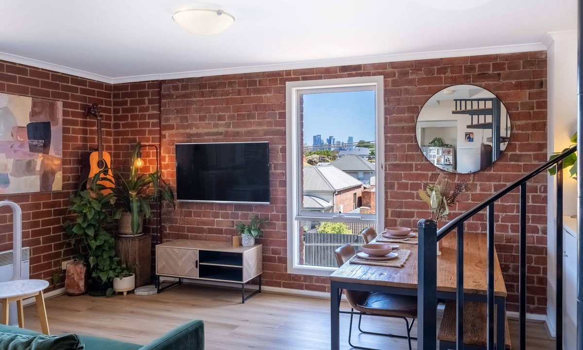 Brunswick Apartment | Heritage Loft in Brunswick- city views, free secure parking + workspace