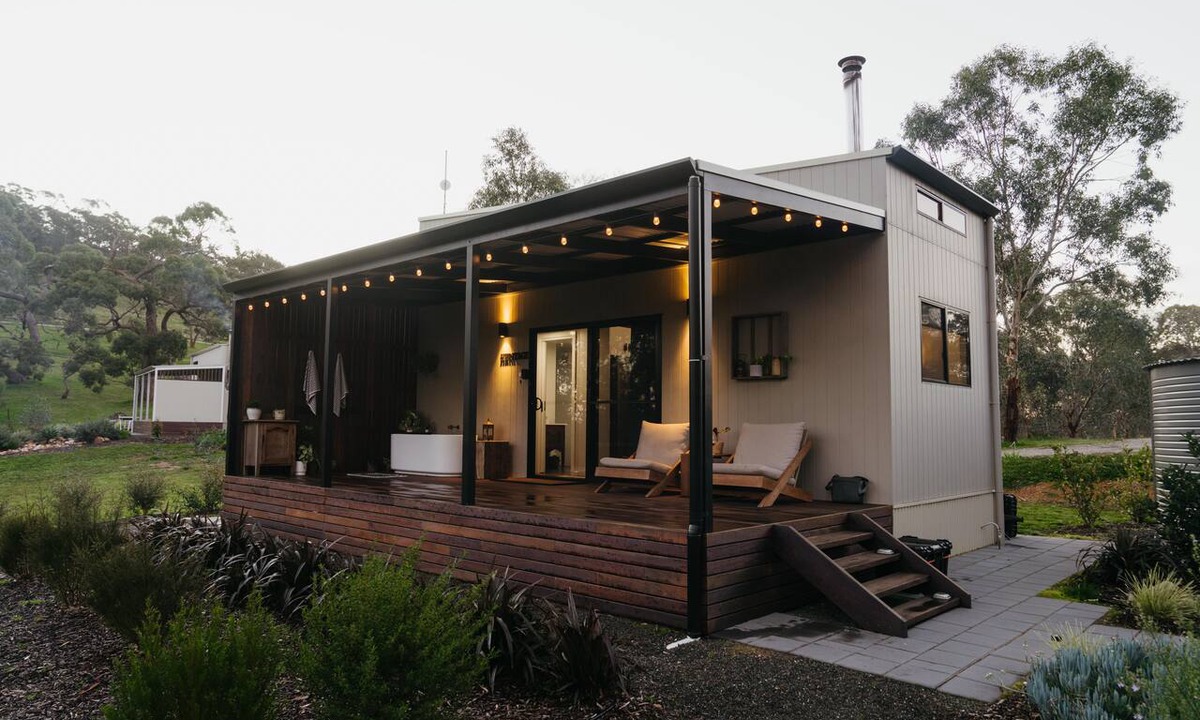 Flaxman Valley Cabin | Heritage - Self contained tiny house with king bed.
