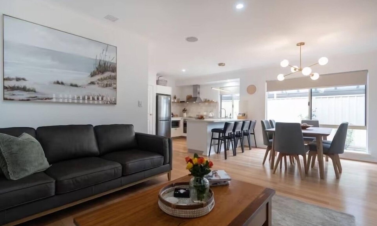 East Victoria Park House | Hidden Gem, Boutique Retreat in East Victoria Park (5 minute walk to cafe strip)