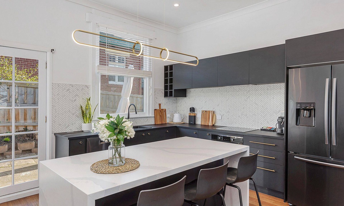 Hobart Central Business District House | Hobart's Finest, Inner City suburb, On-site parking. LUX 3bdm.