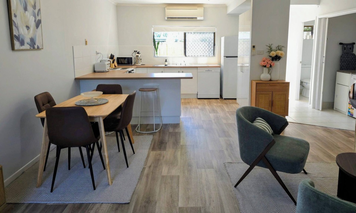 Holloways Beach House | Holloways Beach Townhouse Ideal for Professionals