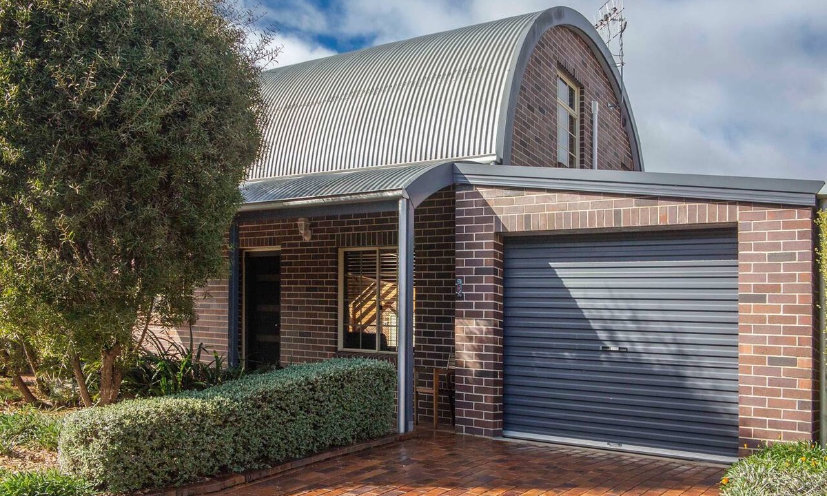 Armidale House | Home with Office | 2 Bath| Quiet & Private | Walk to CBD | Long Stays Welcome