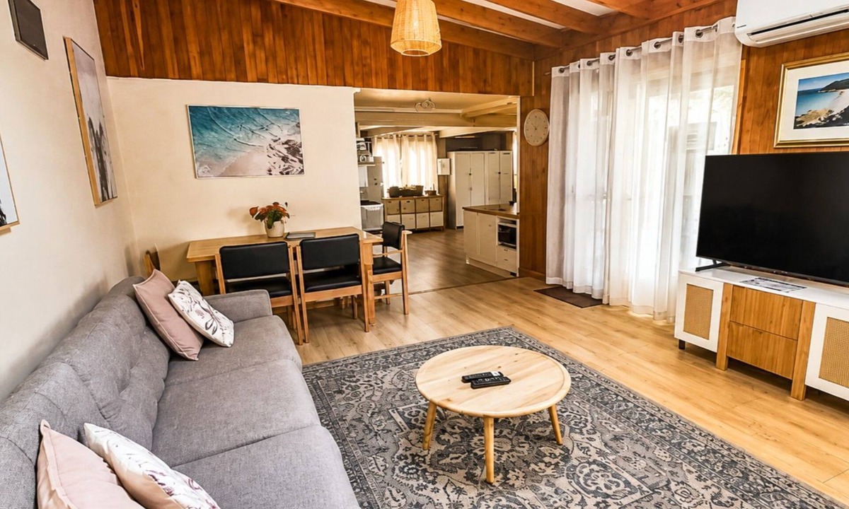 Huskisson Hostel | Husky Hangout by Book Jervis Bay - Close to everything - Pet Friendly