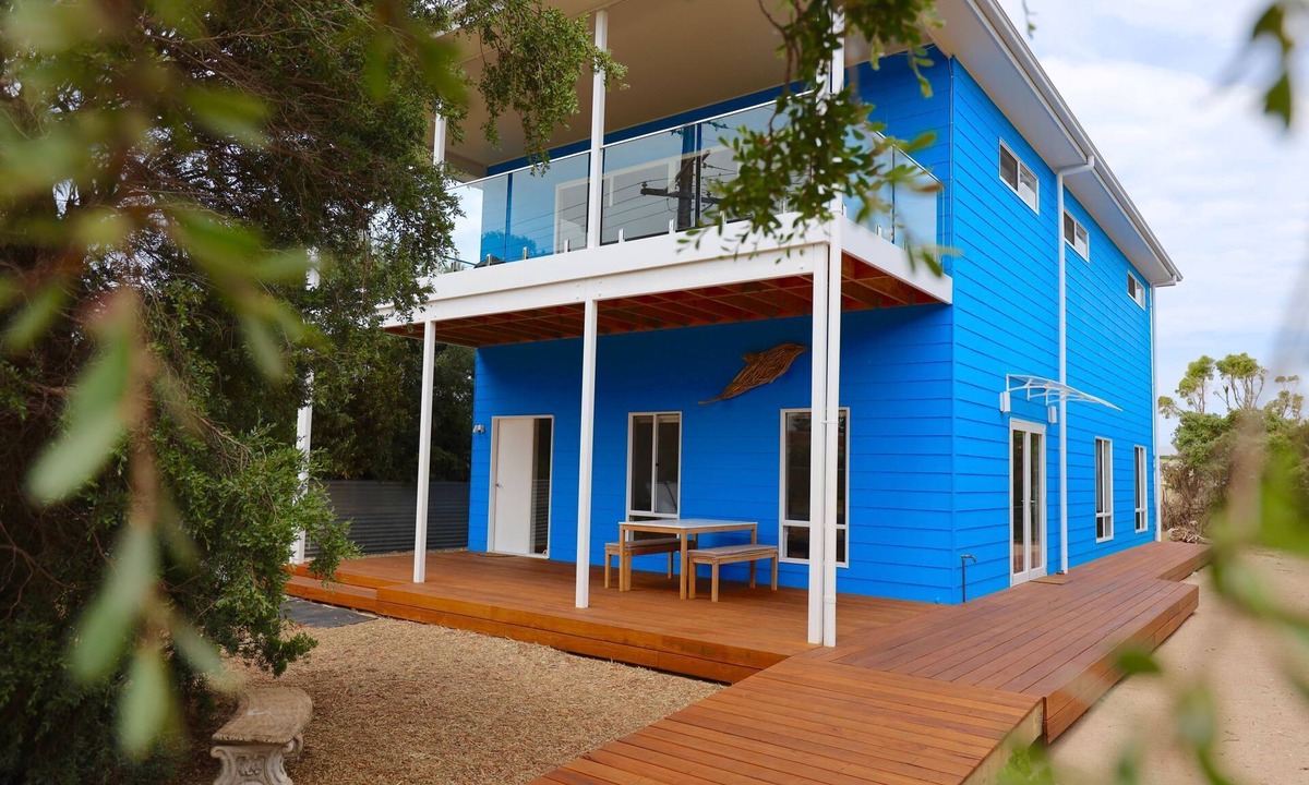 Waterhouse House | 'Jonus Big Blue'- your Long Beach holiday retreat. Great for families.