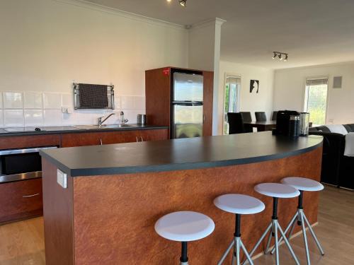 Alexandrina House | Kangaroo Pause Holiday home at Clayton Bay