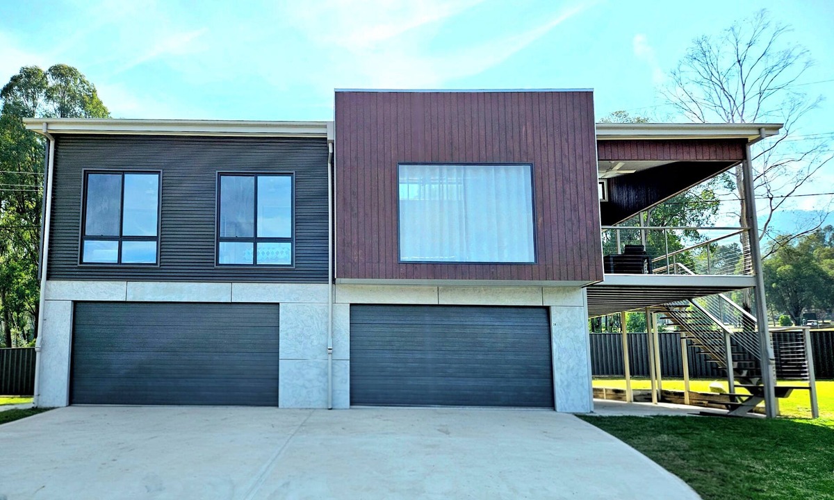 Khancoban House | Khancoban Getaway. Modern 3-bedroom home backing onto 9-hole golf course.