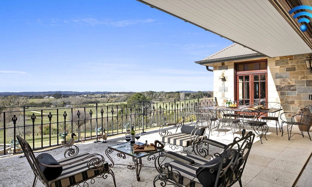 Moss Vale House | Kilburn - views as far as the eyes can see