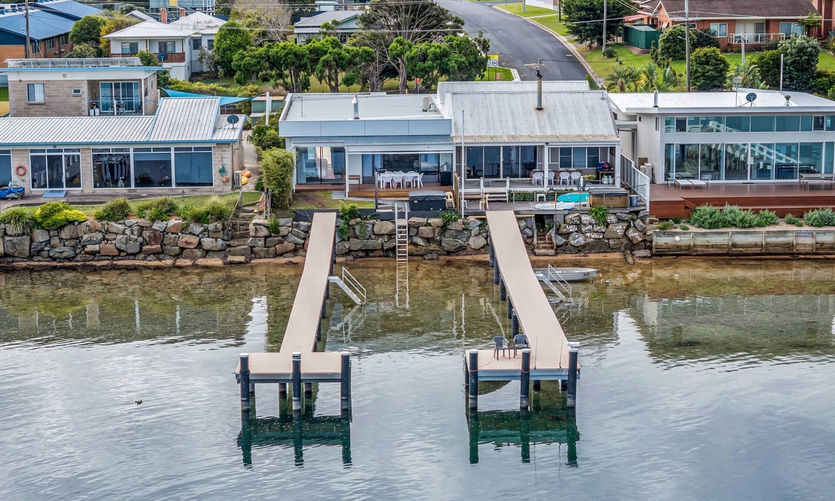 Merimbula Cabin | Lake Front: 3 Bedroom: Spa